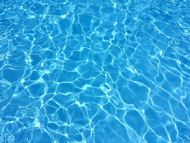 Proč je stabilizátor tvrdosti vody v bazénu důležitý